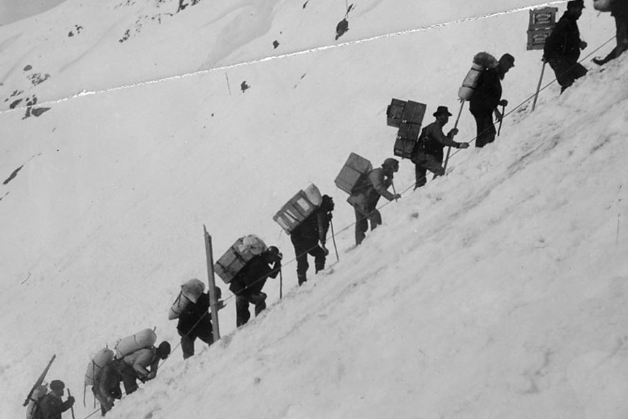 Gold seekers climb Chilkoot pass during hte Klondike Gold rush.