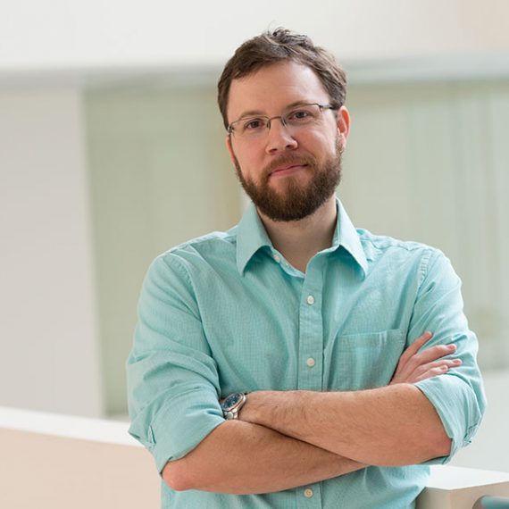 headshot of Mark Harnett