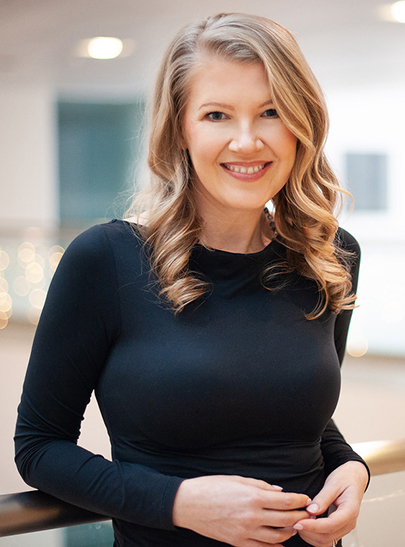 Portrait of McGovern Investigator Evelina Fedorenko in a black shirt with soft white lights in background. Photo: Alexandra Sokhina